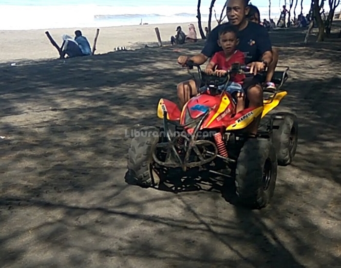 Bermain Mini ATV di Pantai Kuwaru